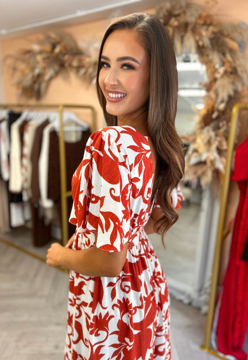 Auffälliges rotes Maxikleid mit kurzen Ärmeln