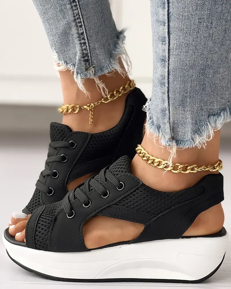 Sandalen mit kontrastierenden Einsätzen, Cutouts und Schnürung