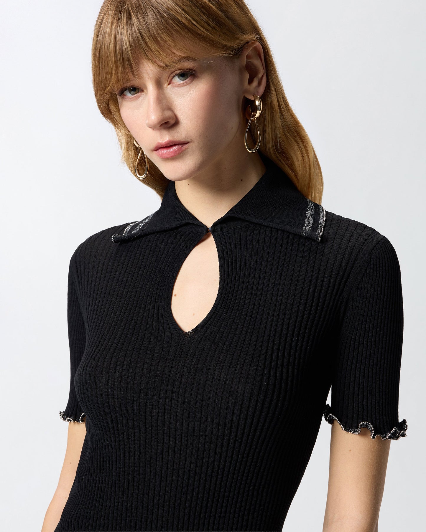 Ribbed sweater with jewel edges