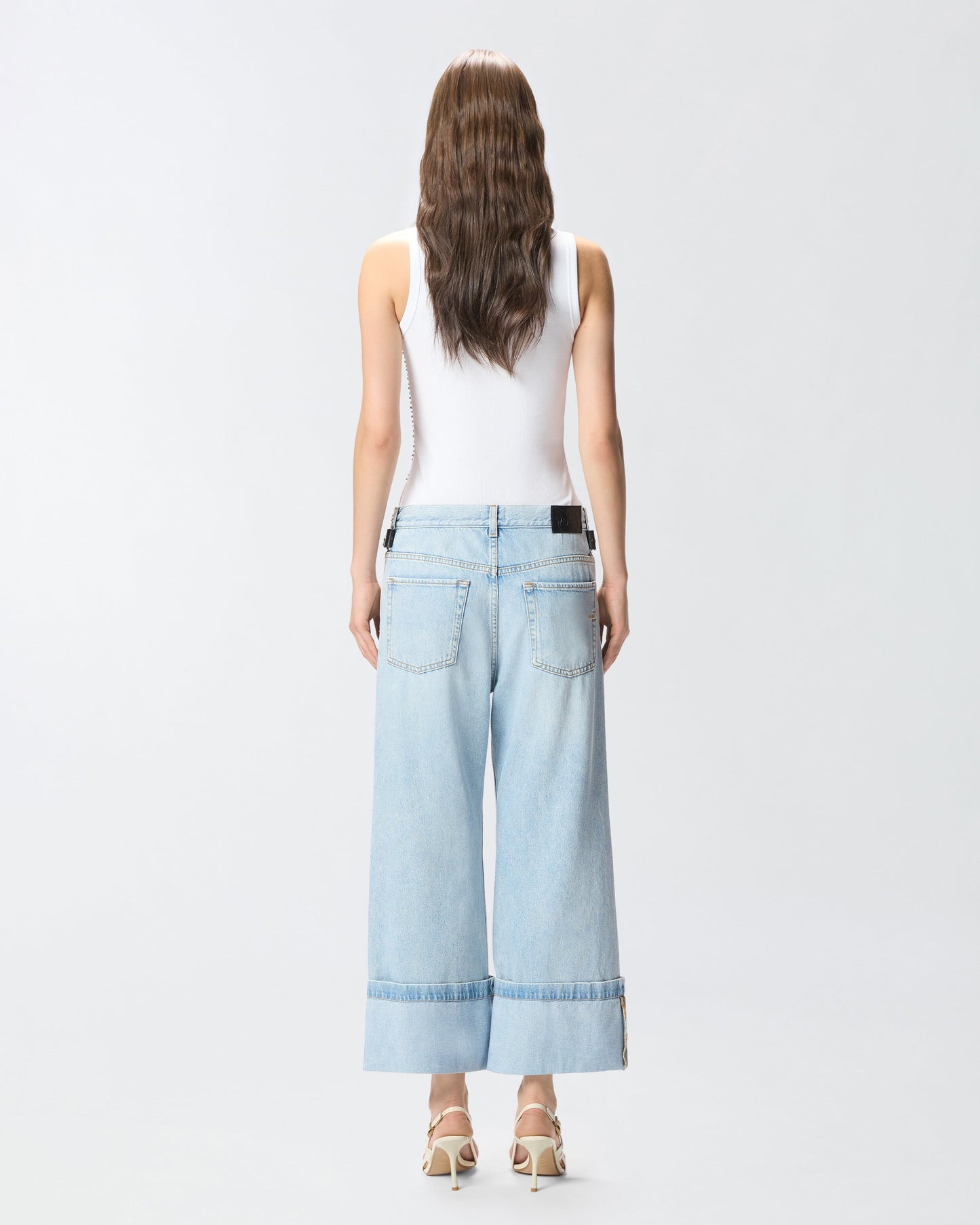 Cropped jeans with leather belt