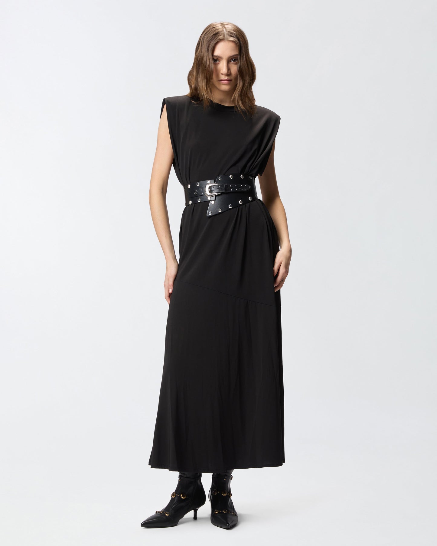 Sleeveless long dress with chain