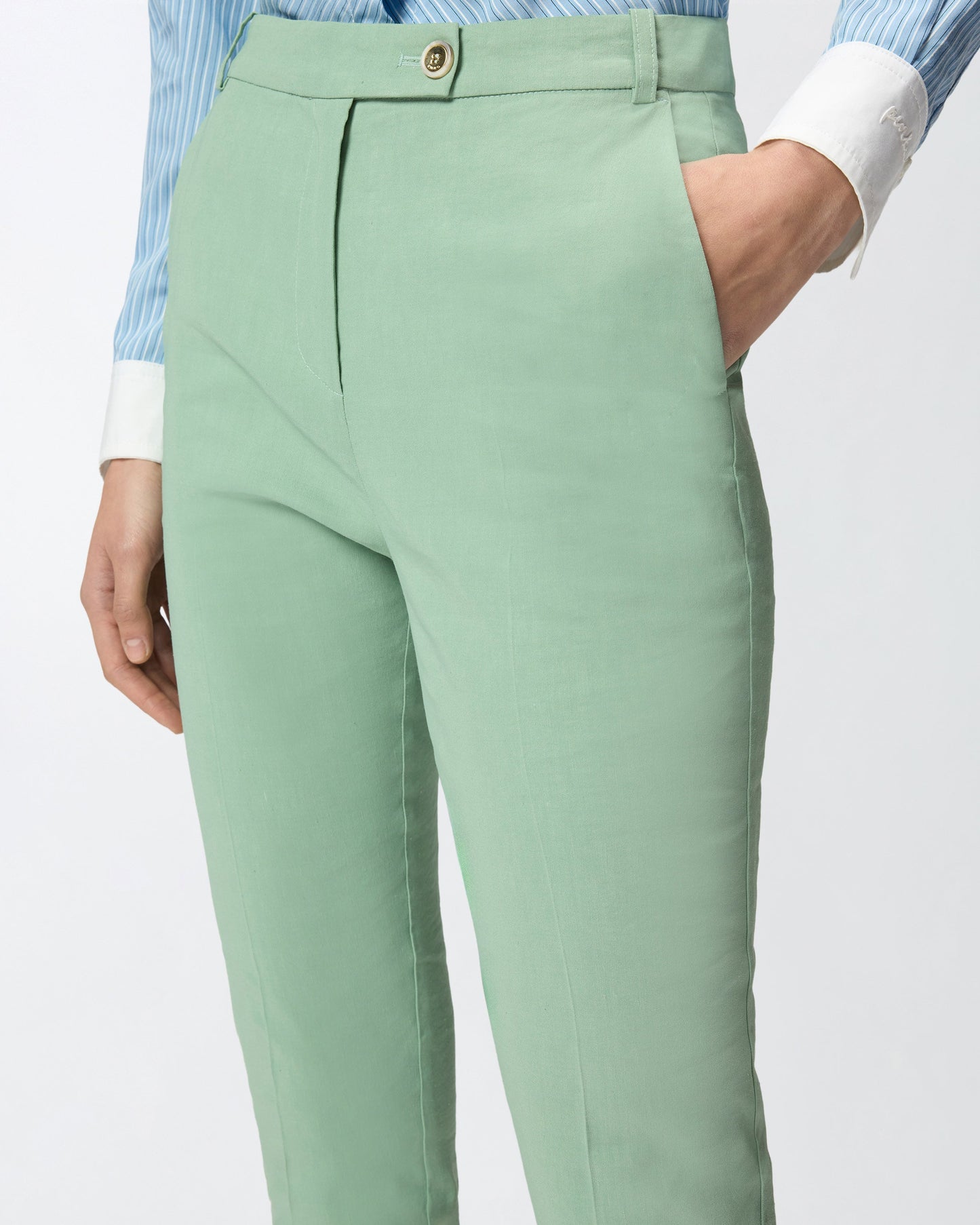 Trousers in linen blend with pressed pleat