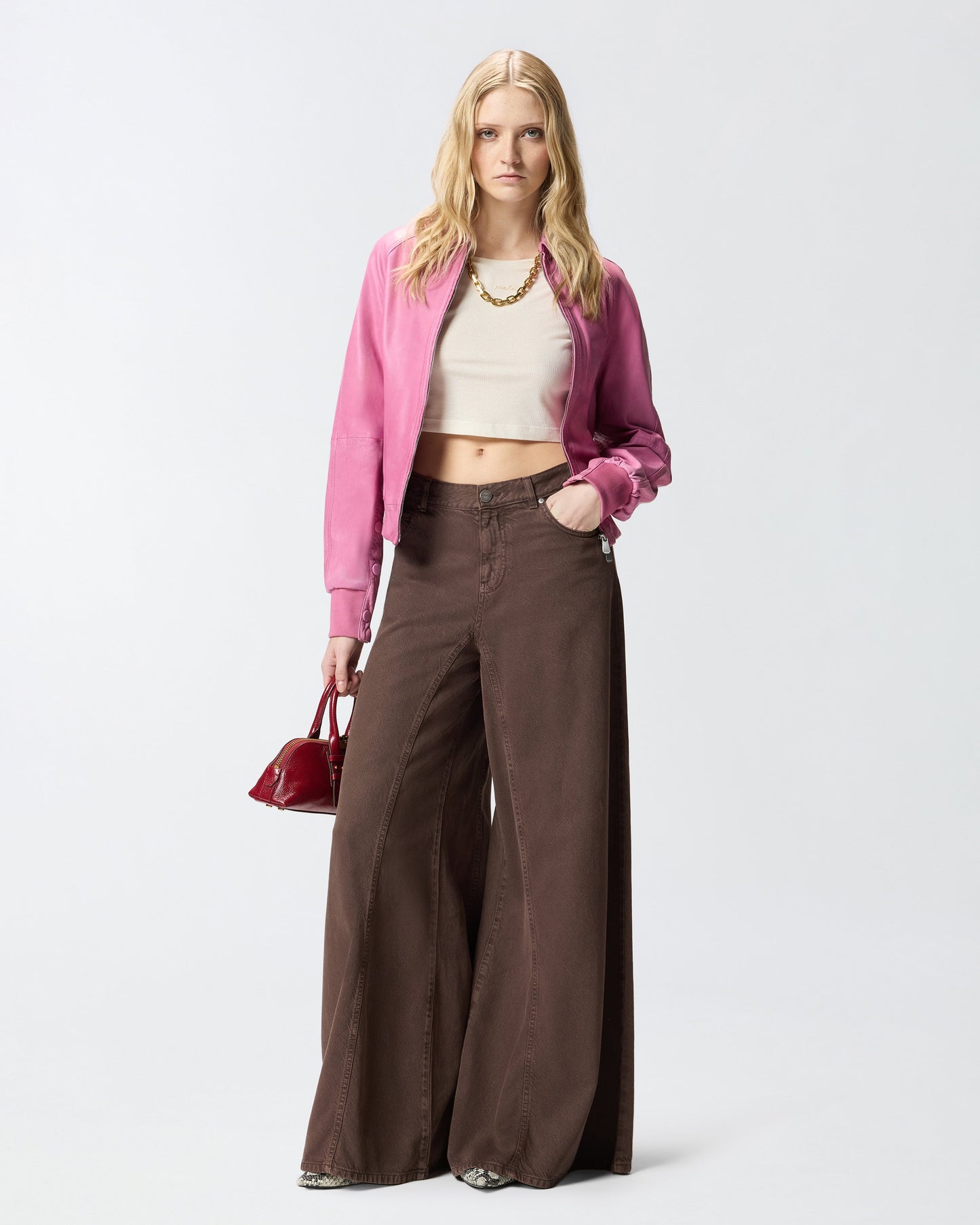 Cropped sweater with chain