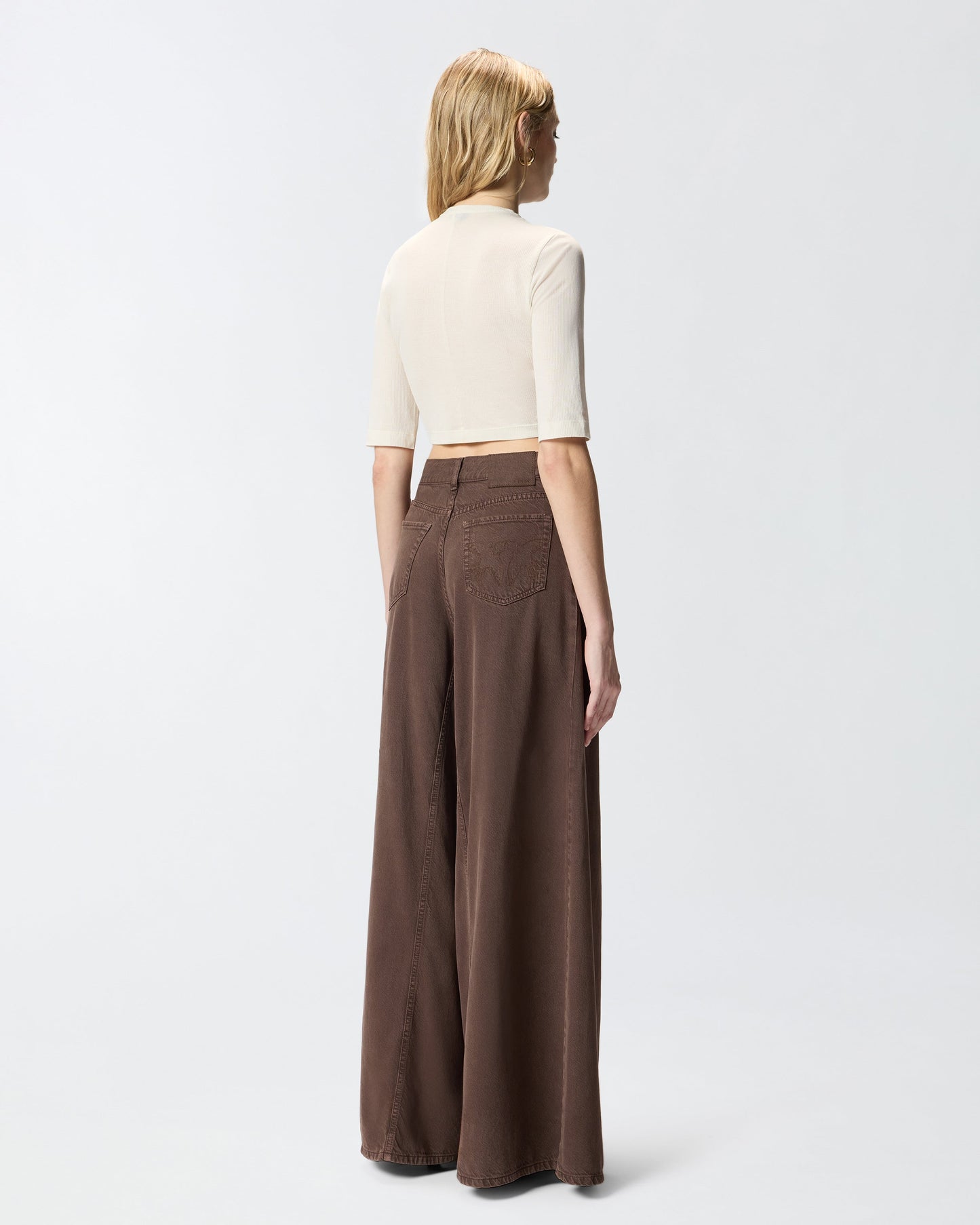 Cropped sweater with chain