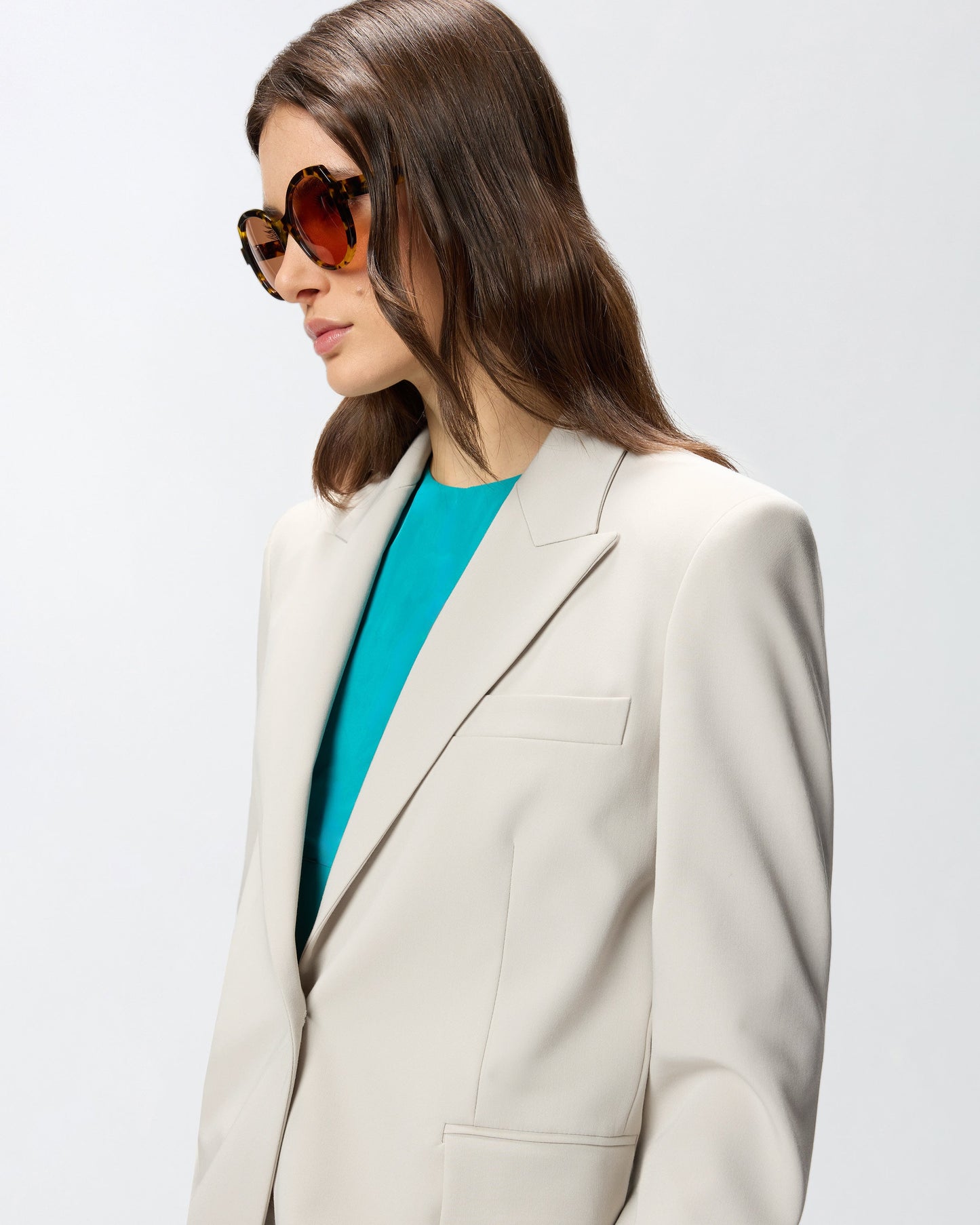 Fluid blazer with rear slit