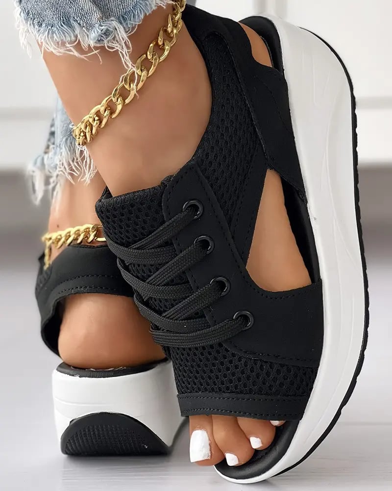 Sandalen mit kontrastierenden Einsätzen, Cutouts und Schnürung