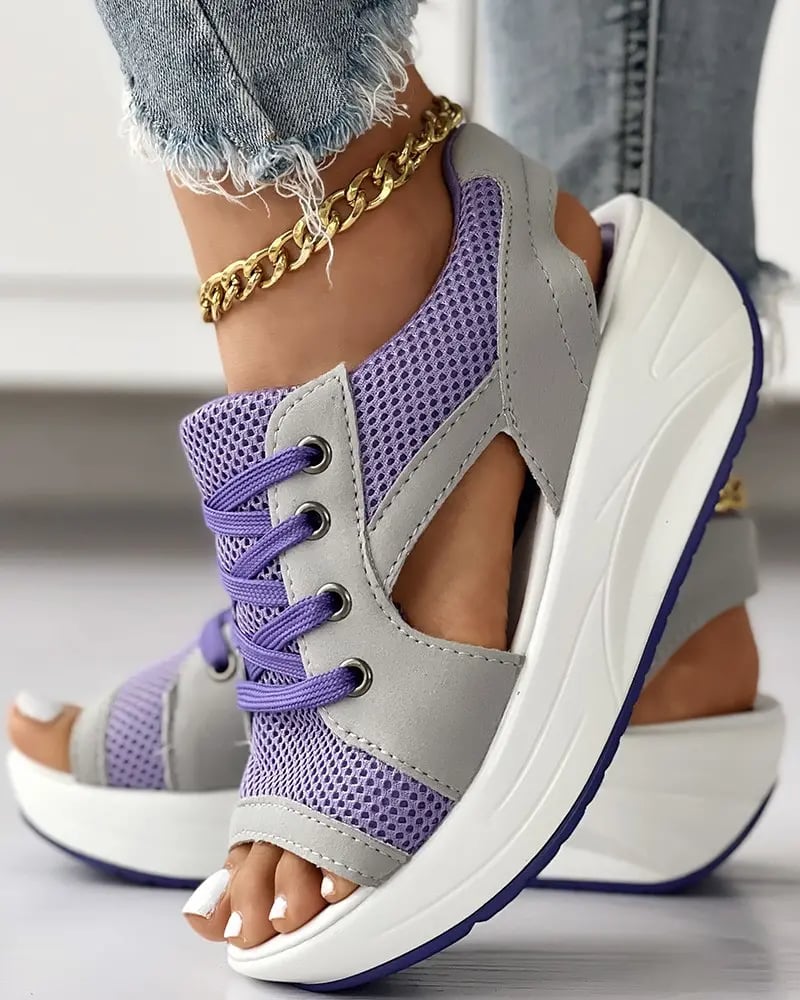 Sandalen mit kontrastierenden Einsätzen, Cutouts und Schnürung