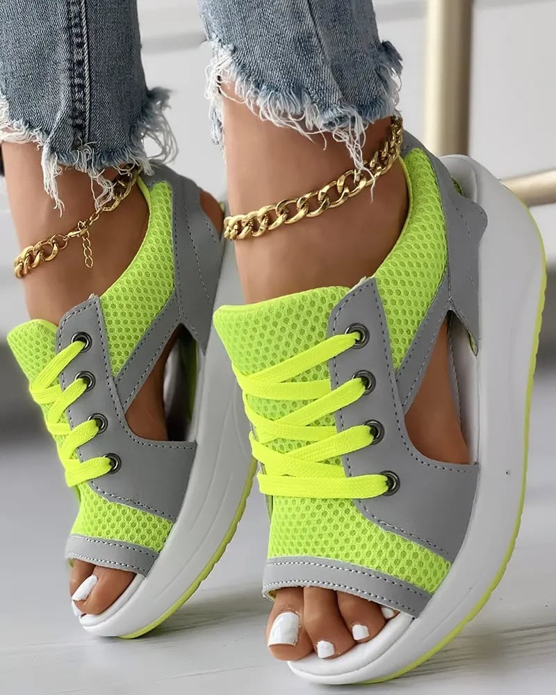 Sandalen mit kontrastierenden Einsätzen, Cutouts und Schnürung