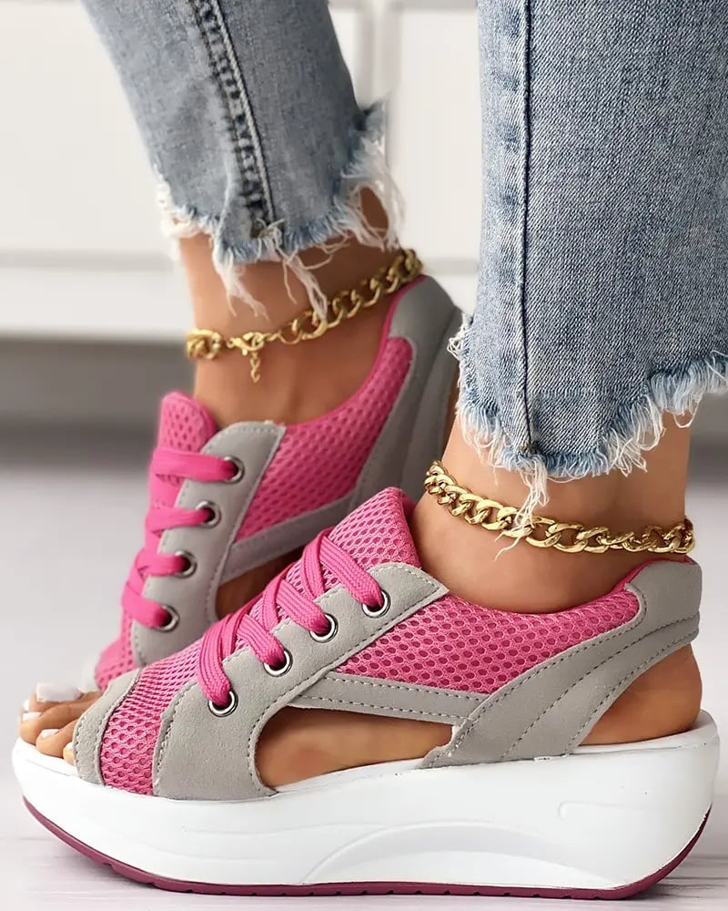 Sandalen mit kontrastierenden Einsätzen, Cutouts und Schnürung