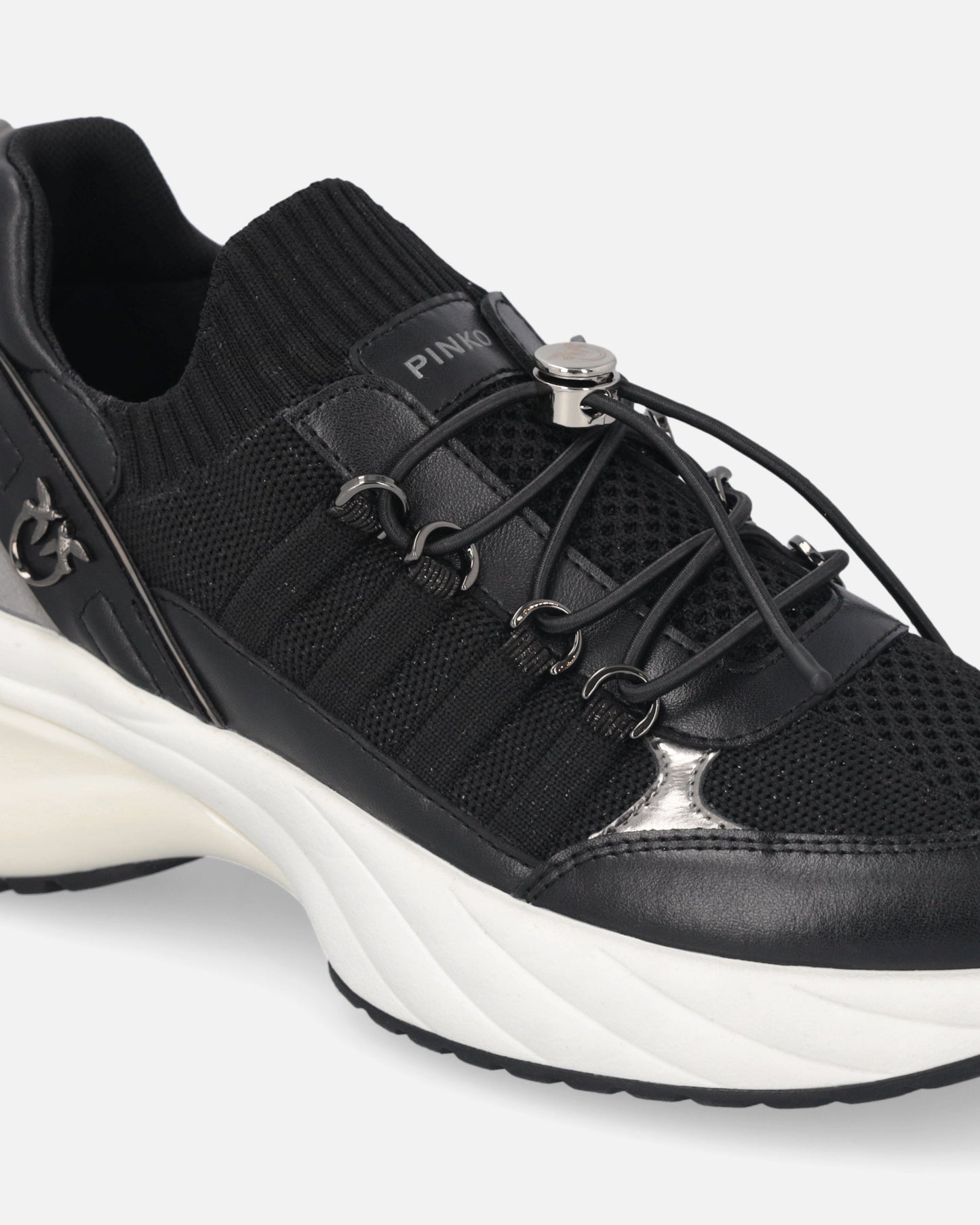 Knitted sneakers with laces and cord lock