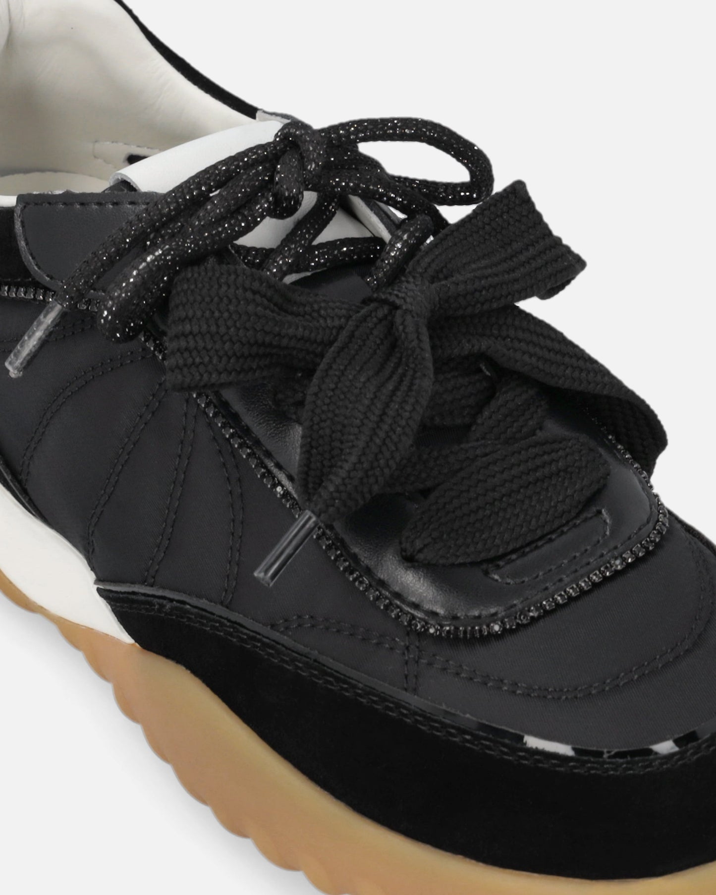 Sneakers with double laces